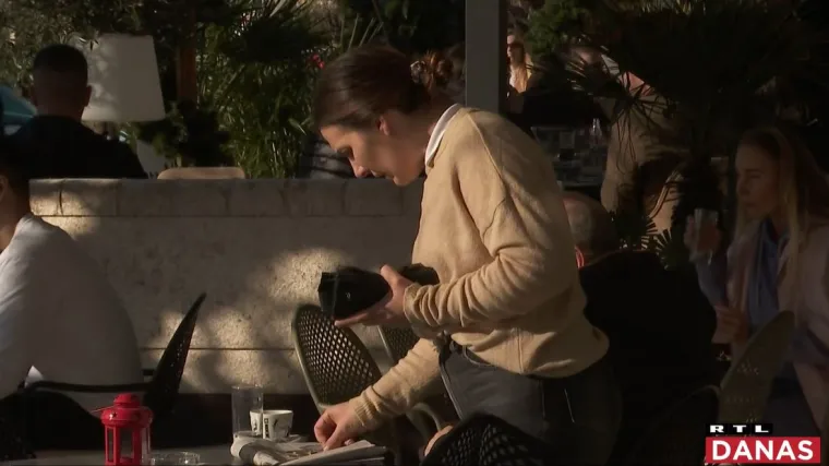 Popili smo kavu koja je jeftinija u eurima nego u kunama. Isplati li se vlasniku spu&scaron;tanje cijene?