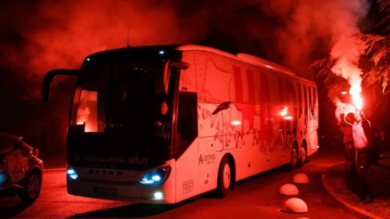 Vatreni doček za Hajduk u Novigradu: Stotinjak navijača dočekalo ih bakljadom i pjesmom