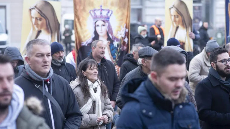 Mu&scaron;karci ponovno klečali u centru Zagreba i molili krunicu