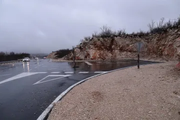 Ovo skretanje postalo je neviđena atrakcija među Hrvatima: Mnogi se vozači pitaju gdje vodi cesta za nigdje?