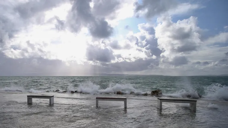 Idućih dana promjenjivo, povremeno slabe oborine, a pred vikend nas očekuje nova južina