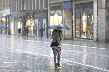 U nekim dijelovima i dalje upaljen meteoalaram, vrijeme je opasno, ali uskoro dolazi 'brza promjena'; Veliki problemi u prometu