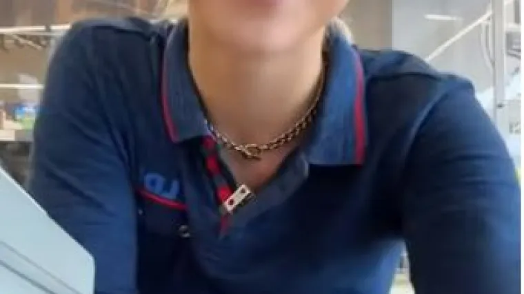 Bila je obična blagajnica, a sad je poznata u cijelom svijetu: Video od 12 sekundi promijenio joj je život