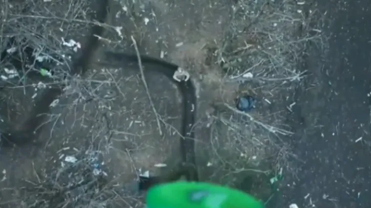 E, pa ovako ne&scaron;to do sada nismo vidjeli: Dron doletio iznad rovova i dostavio ukrajinskim vojnicima teglu &scaron;ećera