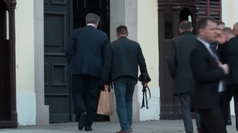 U jednom trenutku pojavio se Plenković i pozvao ga na razgovor, ali jedna stvar nikome nije jasna