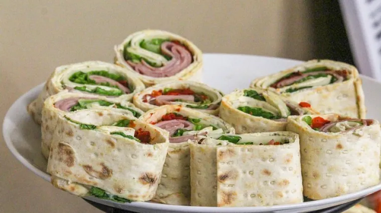 Topli sendvič od piletine u tortilji poslužite kao brzo glavno jelo