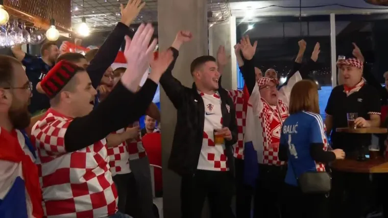 Navijači stigli u &Scaron;vedsku: 'Idemo po medalju, nismo odavno'. Bakljada i ludilo na ulicama