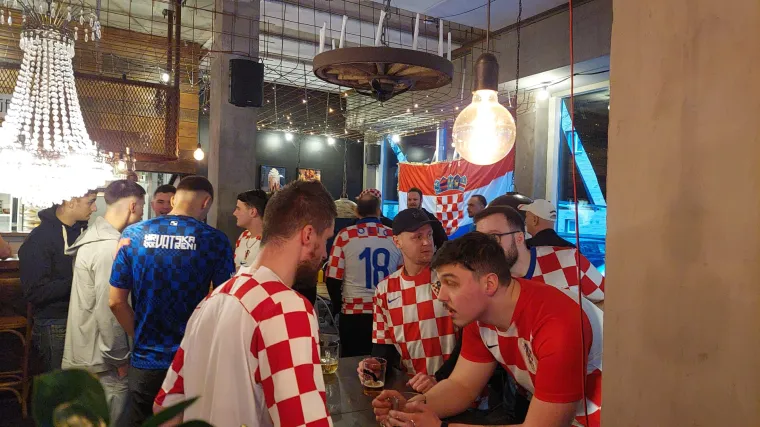 VIDEO Zovi, samo zovi: Bučna podr&scaron;ka Kaubojima, ori se pjesma kojom se bodrilo i Vatrene