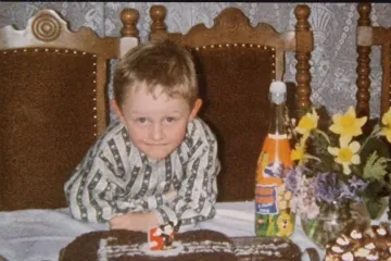 Znate li tko je poznati glazbenik s fotografije? Vinuo se u zvijezde, a pjevušiti je počeo s tri godine