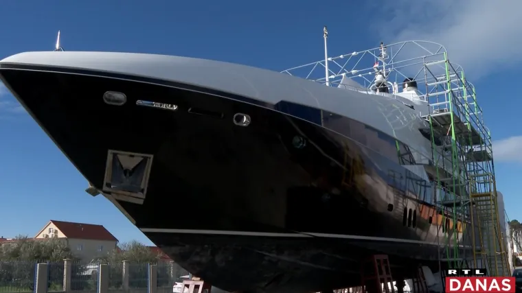 Umjesto ukradene jahte, na Murteru sad nova tajnovita jahta. Krma je prekrivena, ni ime se ne vidi