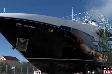 Umjesto ukradene jahte, na Murteru sad nova tajnovita jahta. Krma je prekrivena, ni ime se ne vidi