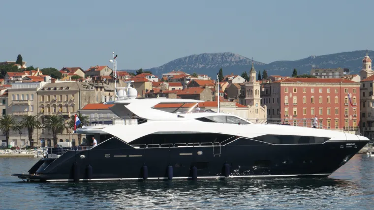 U noći ukrali jahtu Irinu VU ruskih oligarha iz marine na Murteru. Istovremeno uplovila skoro ista...