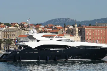 U noći ukrali jahtu Irinu VU ruskih oligarha iz marine na Murteru. Istovremeno uplovila skoro ista...