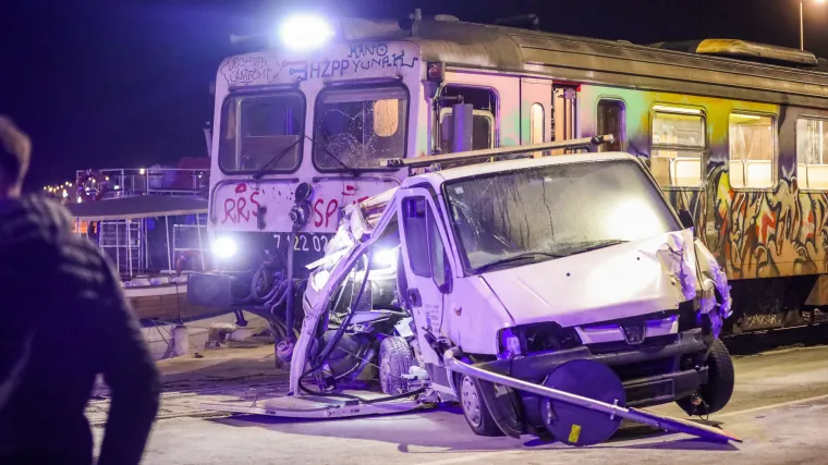 Vlak se pokrenuo sam od sebe, projurio kolodvorom, 'pokupio' kombi i gurao ga stotinama metara