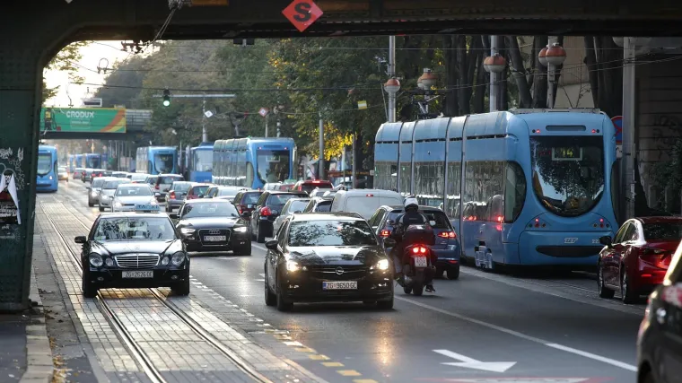 Što ako skrivite nesreću u 'žutoj traci'? Mogli biste se iznenaditi kako se dijeli šteta u tom slučaju...