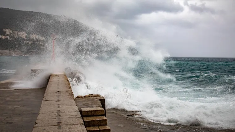 Za dio Hrvatske upaljen meteoalarm. Moglo bi trgati stabla, čupati stupove, a prijete i poplave