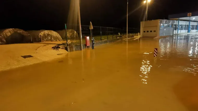 FOTO Veliko nevrijeme zahvatilo Dalmaciju! Voda se slijeva cestom, tik do graničnog prijelaza