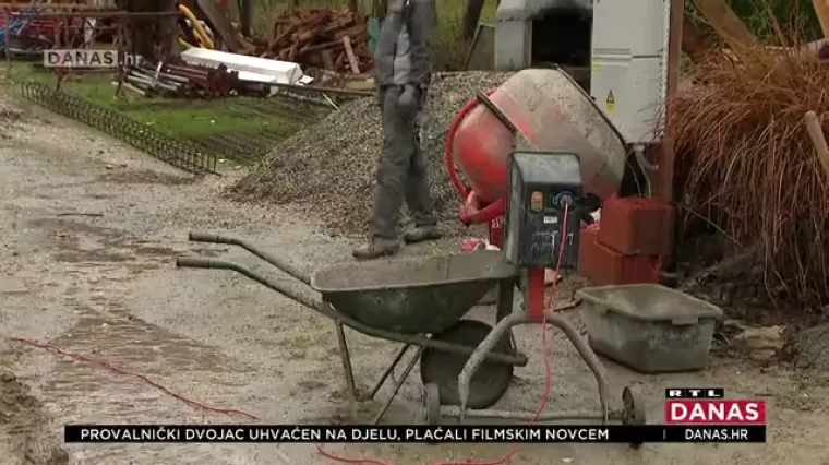 Ljudi i dalje čekaju, neki žive u garaži: 'Otkud ljudima novci za elaborate kada žive u kontejnerima, ne razumijem'