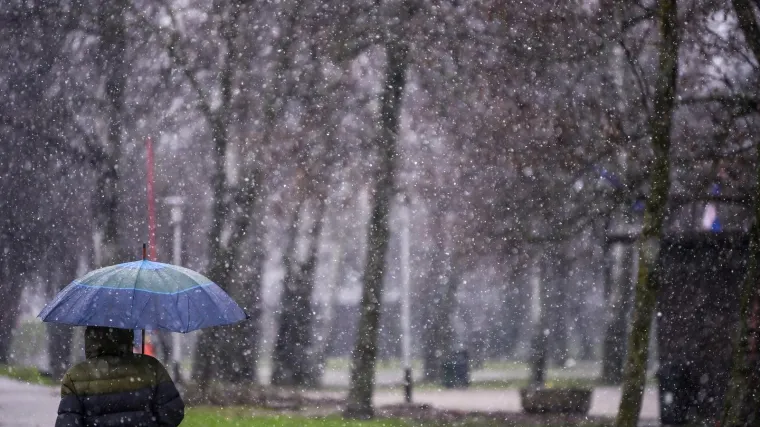 Snijeg stvara velike probleme: Počeo je padati i u Zagrebu, na Sljemenu pao 41 centimetar!