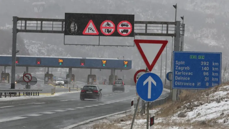 Vozači, oprez! Zimski uvjeti u Lici, jak vjetar u priobalju. Kolnici mokri i skliski u većini zemlje