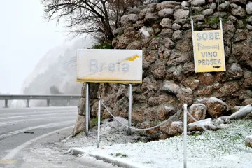 Dalmacija pod snijegom: Ovako danas izgleda Makarska rivijera i Zagvozd