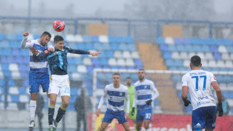 Derbij Osijeka i Rijeke u nemogućim uvjetima zavr&scaron;io remijem: Gol u 88. poni&scaron;tio VAR