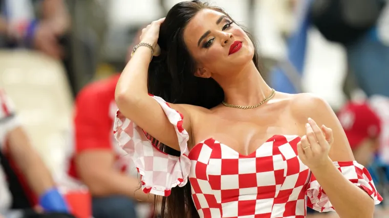 Ivana Knoll objavila je jednu od najseksi fotki ikad, a fanovi zbog jedne 'sitnice' kažu da im je najbolja dosad