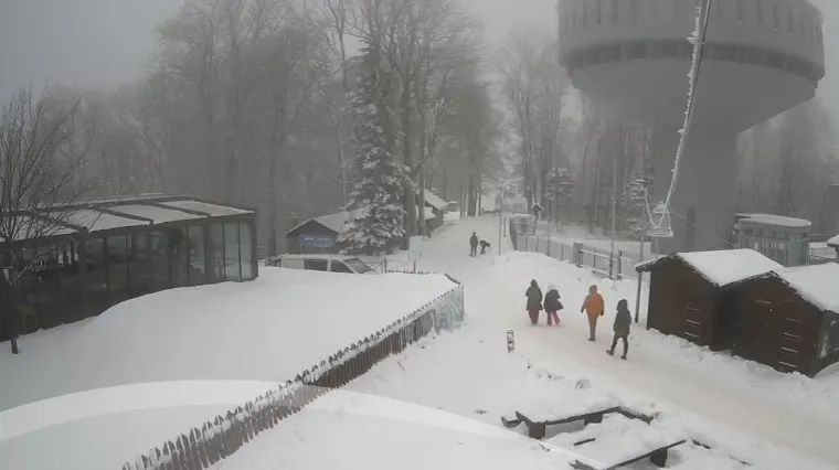 Iako snijeg lijepo pada, ni&scaron;ta od skijanja na Sljemenu: 'Preopasno je dok topovi rade...'