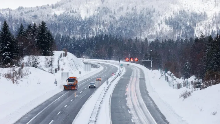 Na autocestama se zaredale prometne nesreće, na A6 zbog snježnih nanosa zaustavljeno vi&scaron;e vozila izvanrednog prijevoza