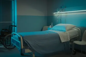 Žena (76) ubila supruga (77) u bolničkom krevetu. Imali su dogovor, ali ona je odustala...