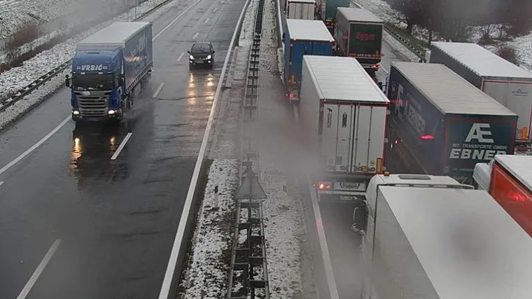 Kolaps na A3: Kamioni stoje kod Bregane u kilometarskoj koloni, imaju zabranu prolaska u smjeru Ljubljane