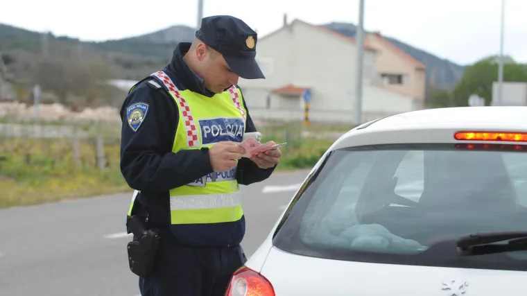 Mu&scaron;karac za 1200 eura kupio vozačku u BiH, na sudu sve priznao i opisao kako mu je to po&scaron;lo za rukom