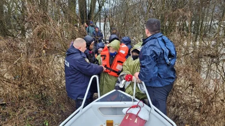 FOTO/VIDEO Slavonska policija spa&scaron;avala imigrante. Stigli čak iz Kube!