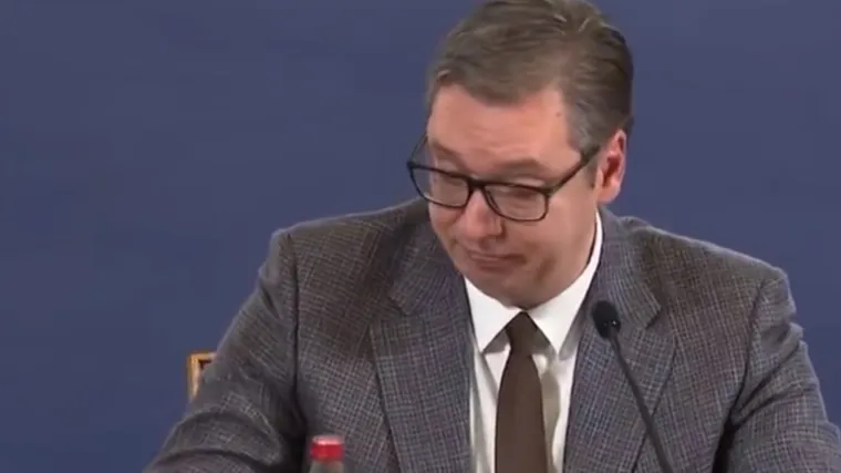 Jeste li vidjeli &scaron;to se dogodilo Vučiću tijekom držanja govora, svi umiru od smijeha, pao i komentar dana: 'Basna dana: Vuk i fla&scaron;a'