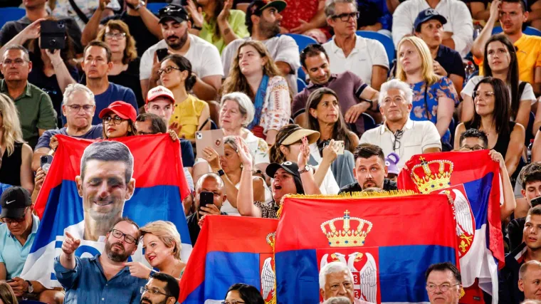Najveći Đokovićev navijač se našao u srcu skandala na AO: 'Poznat sam po majicama sa slovom Z'