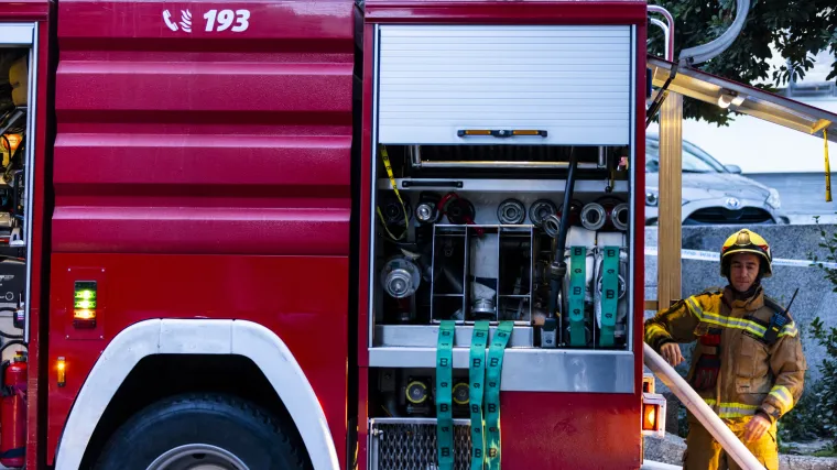 U garaži istarskog hotela planuli automobili. Vatrogasci se s vatrom borili dva sata