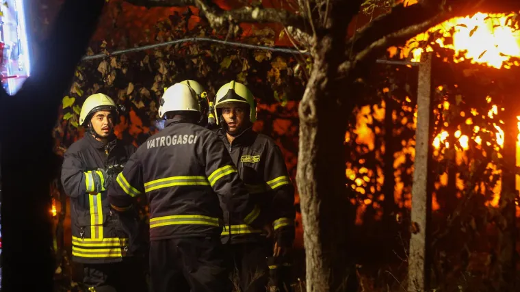 Gorio stambeni kontejner u Španskom. Muškarac (65) gasio vatru, teško je ozlijeđen