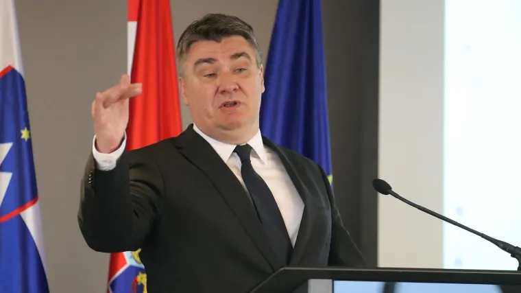 Zoran Milanović uručio časničke bodeže umirovljenim generalima i brigadirima bojnog broda