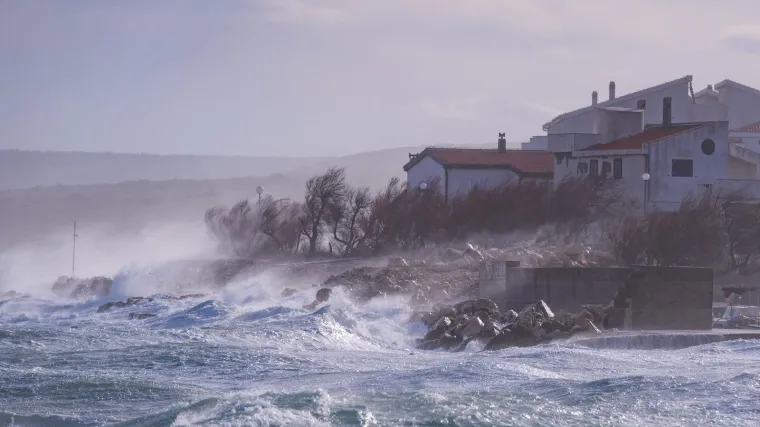 Crveni, narančasti pa i žuti meteoalarm na snazi. U vikend ulazimo s orkanskom burom