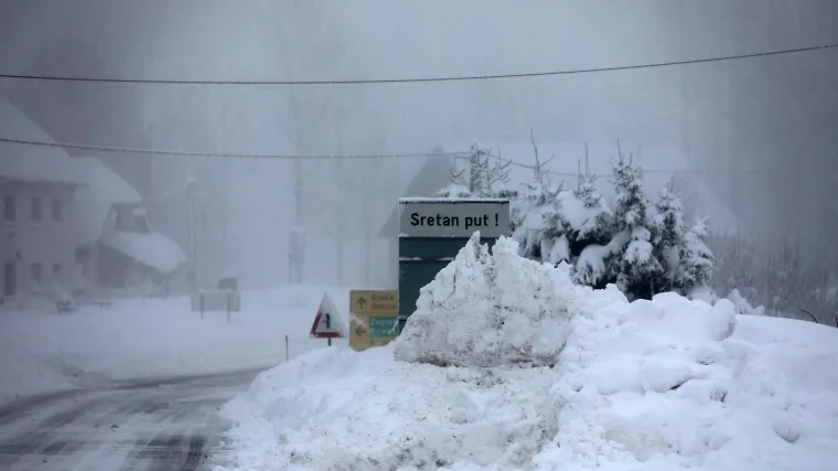 Zbog prometne nesreće prekinut promet u mjestu Stupica, negdje se otežano vozi i zbog snijega
