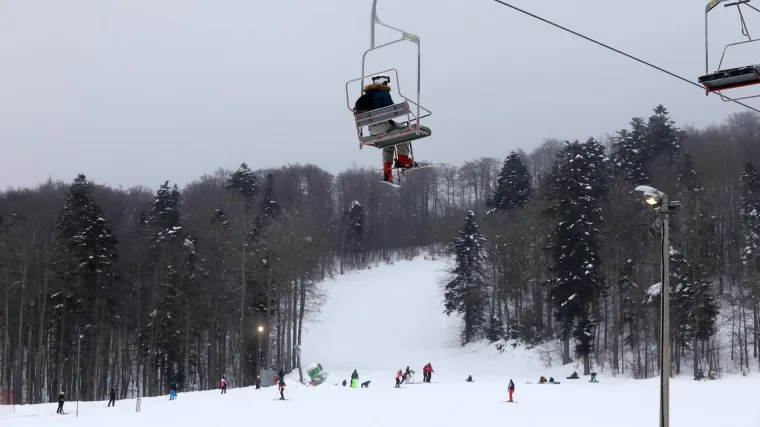 Trojica mladića ušla BMW-om na podnožje staze, 'driftali' po snijegu, pa napali mladića i djevojku koji su ih upozorili
