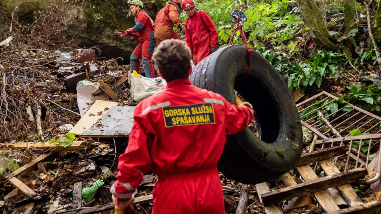 Pogledajte kako su HGSS i speleolozi iz hrvatskih jama izvukli 300 kubika otpada