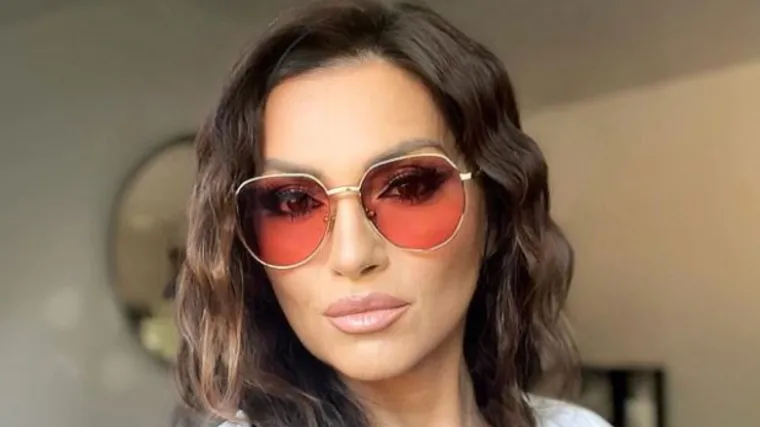 Nina Badrić na Instagramu podijelila fotku sa svog vjenčanja staru 20 godina: Posebna je osoba nježno drži i gleda suznim očima