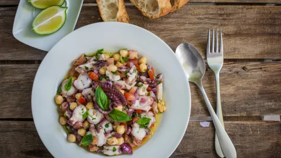 Jedinstveni gastronomski užitak: Donosimo recept za gula&scaron; od hobotnice sa slanutkom