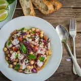 Jedinstveni gastronomski užitak: Donosimo recept za gula&scaron; od hobotnice sa slanutkom