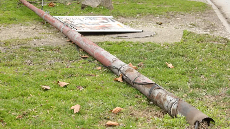 Jak vjetar radio probleme kod ga&scaron;enja požara, bez struje ostala i Banovina. U Splitu intervenirala Hitna