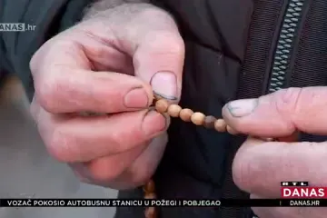 Muškarci peti mjesec klečali na trgu. Dok su na poslu mijenjaju ih žene, ali ne smiju u kolonu. Pričali smo s jednom