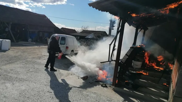 FOTO Hrabri policajci krenuli sami gasiti požar kuće: Spasili mladu nepokretnu ženu i psa