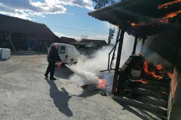 FOTO Hrabri policajci krenuli sami gasiti požar kuće: Spasili mladu nepokretnu ženu i psa