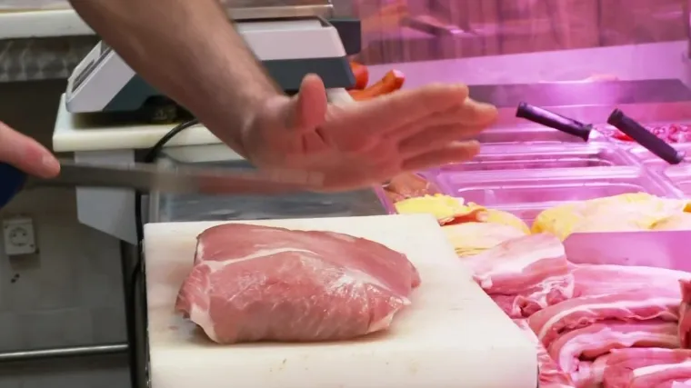 Najskuplje je do sada, a jedemo ga vi&scaron;e nego ikad: Provjerili smo prijeti li nam nesta&scaron;ica mesa